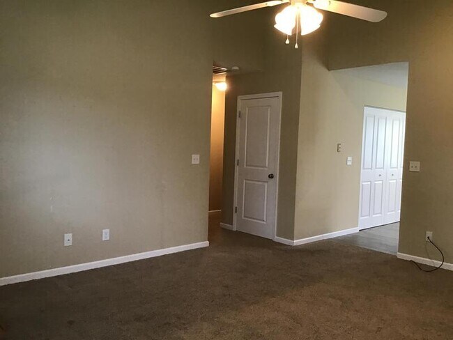 Building Photo - 607 Carol Ann Dr
