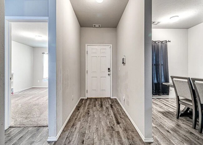 Building Photo - Charming 3-Bedroom Home with Modern Amenit...