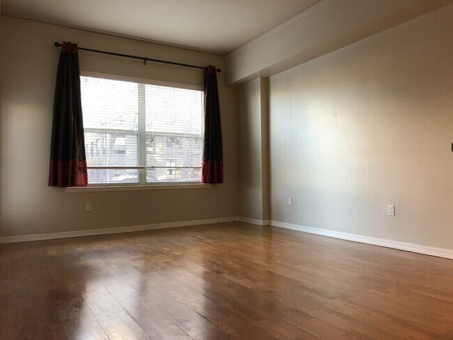 Building Photo - Ground Level Condo in Denver