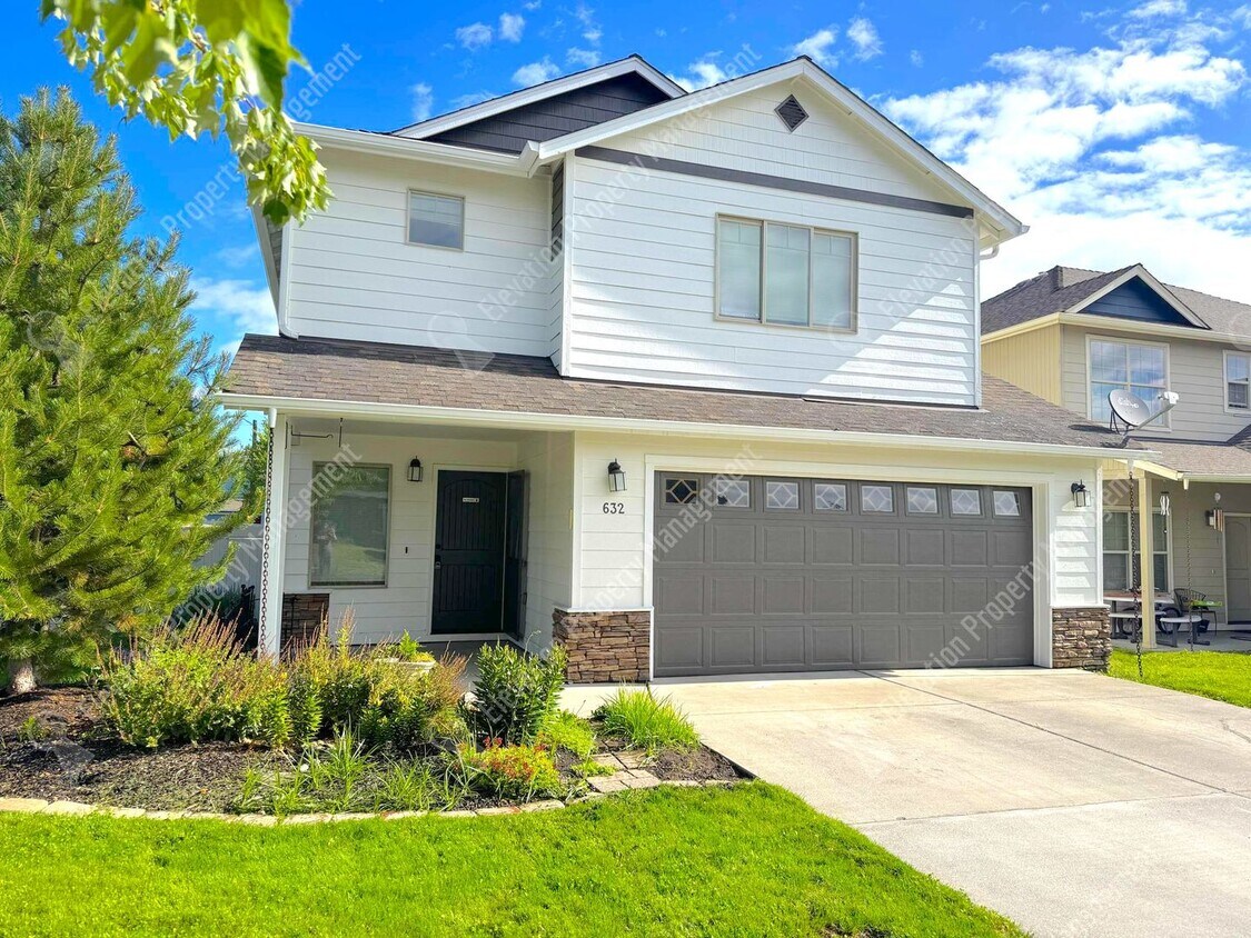 Foto principal - 3 BR home with fenced yard
