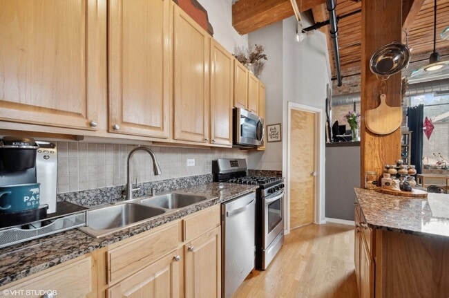 Building Photo - 1740 N Maplewood Ave