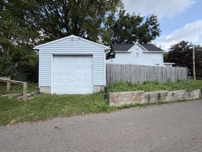 Building Photo - 2162 8th St SW