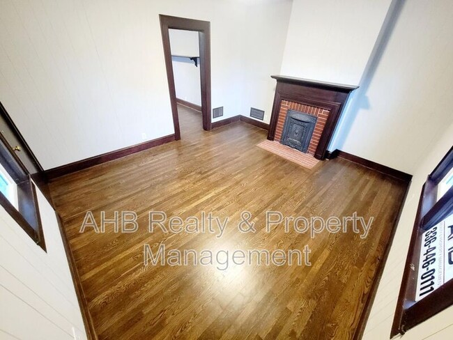 Building Photo - 120 Markham St