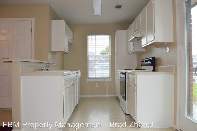 Building Photo - 209 W Lamar St