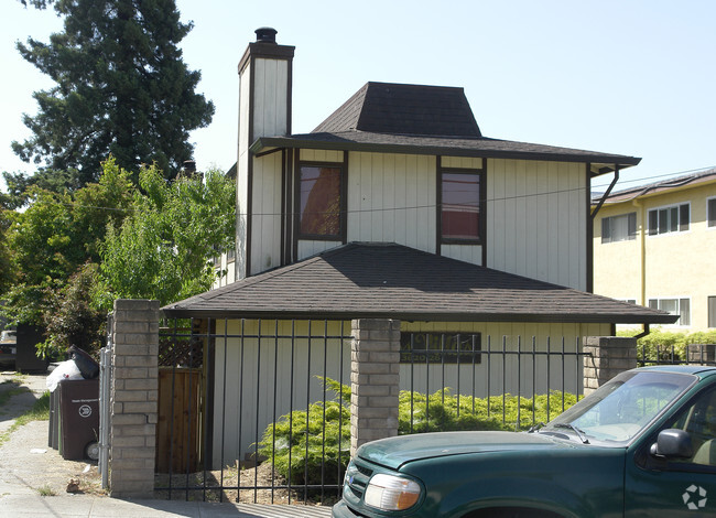 Building Photo - 3820-3826 39th Ave