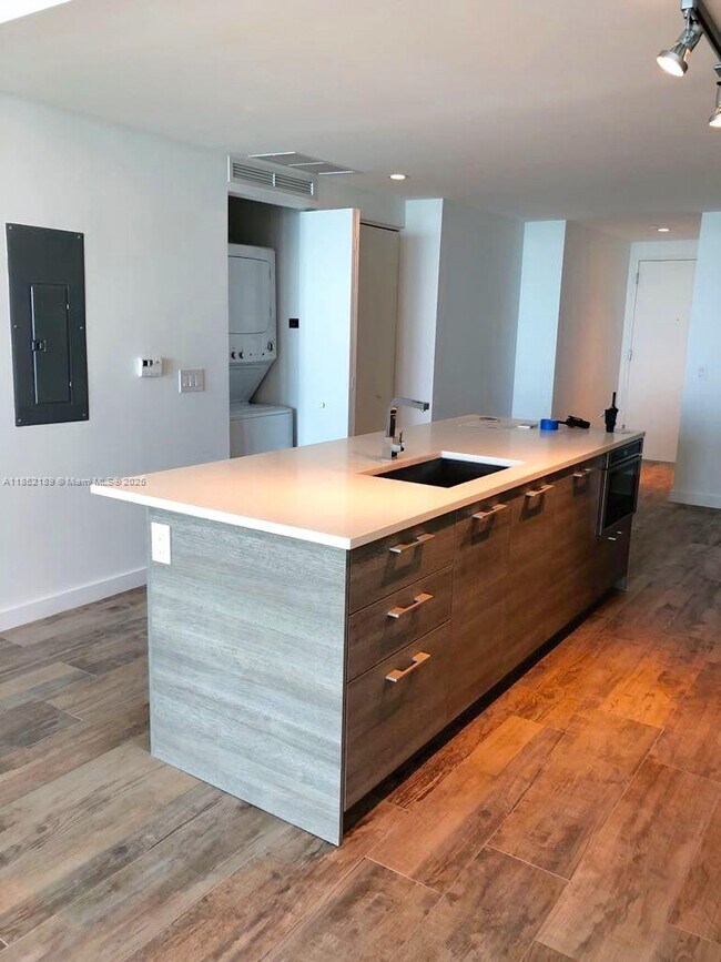 Foto del edificio - 650 NE 32nd St