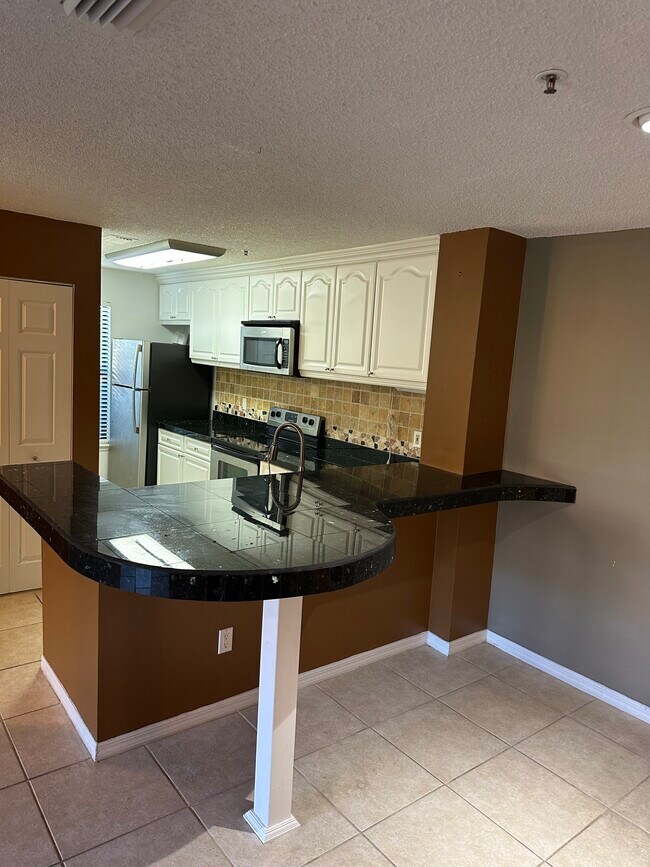 Building Photo - 4041 Crockers Lake Blvd