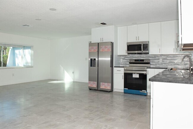Building Photo - 11889 93rd Ave N