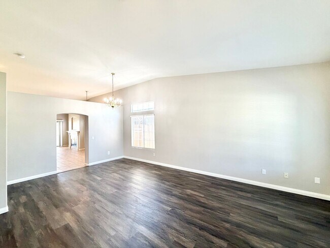 Foto del edificio - Inviting 4 Bedroom 2 Bathroom Menifee Home with Spacious Backyard & 2 Covered Patios