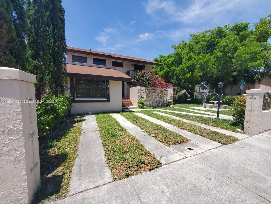 Foto principal - 600 SW 89th Ct
