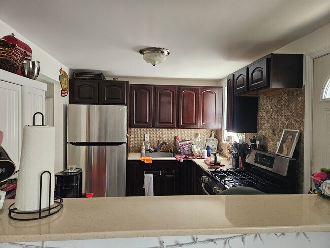 Kitchen - 519 E Harrison St