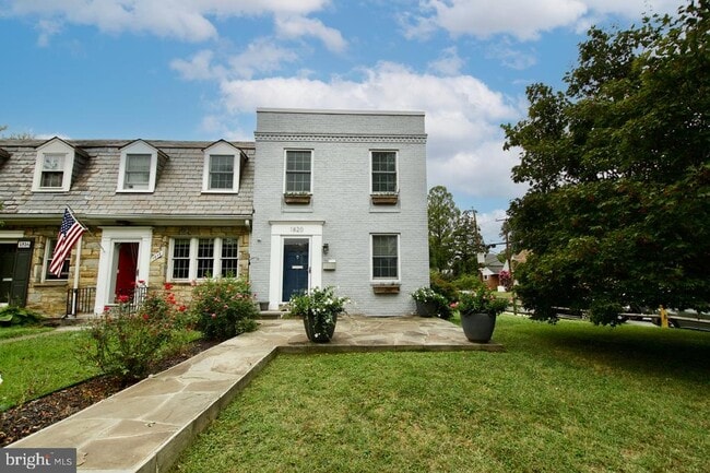 Building Photo - 1820 Leslie Ave