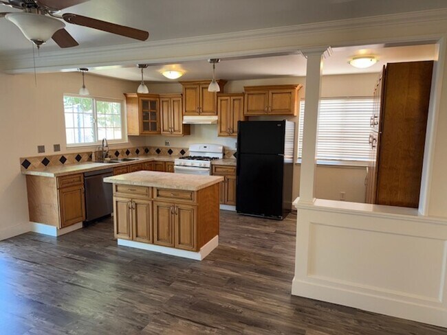 Foto del edificio - Wonderful 4 bedroom single story with sola...