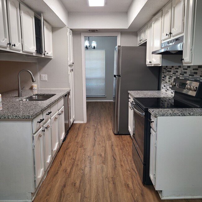 Foto del edificio - Spacious 3/2/2 single story in Camelot!