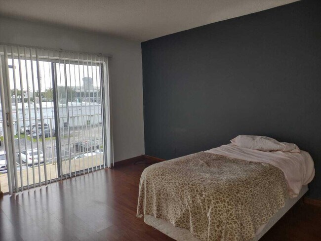 Foto del edificio - 1100 NE 1st Ct