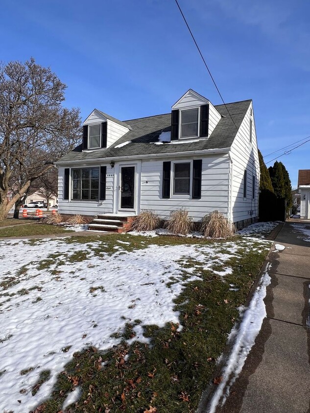 Primary Photo - 3 bedroom, 2 bathroom with garage