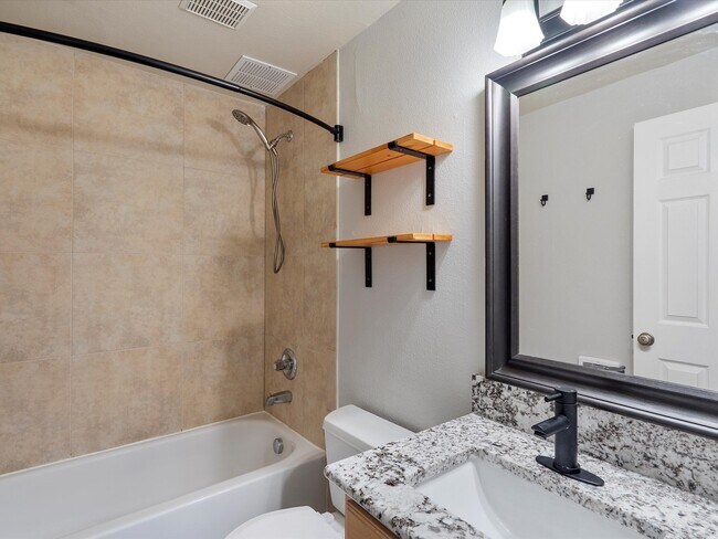 Baño - 2680 SW 87th Ave