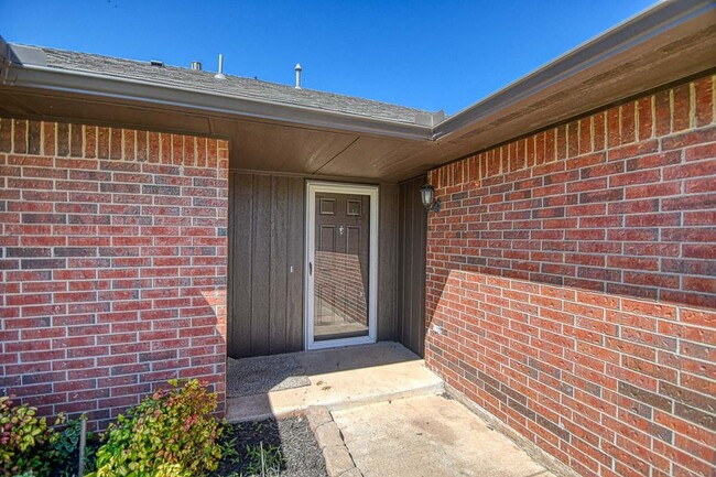 Foto del edificio - Beautiful Three Bedroom in South Norman!