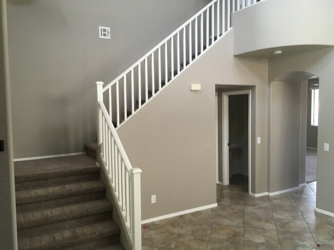 Building Photo - 3 Bed 2.5 Bath home!!