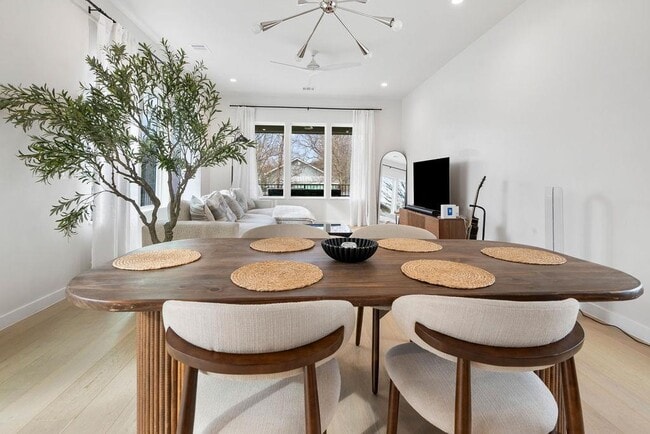 Building Photo - 2912 E 13th St