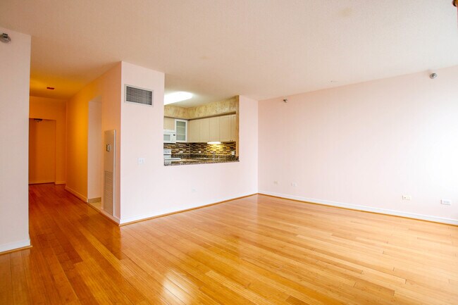 Building Photo - 512 N McClurg Ct