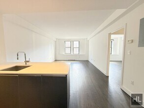 Building Photo - Large king size 1 bed 1 bath with washer a...