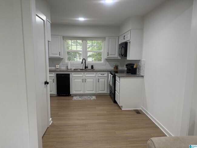 Foto del edificio - 26042604 Wood Dr NE