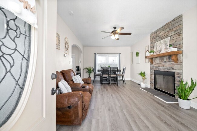 Foto del edificio - Pet Friendly Three Bedroom with Bonus!