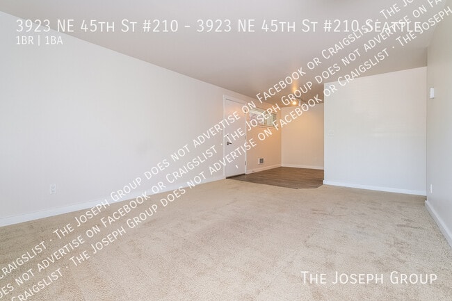 Building Photo - 3923 NE 45th St