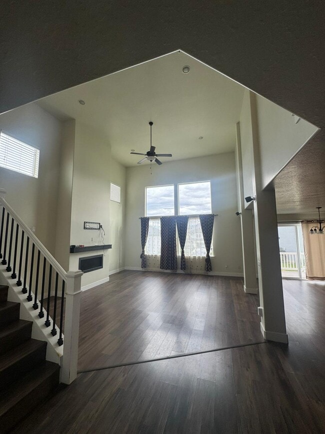 Building Photo - 1109 W Meridian Dr