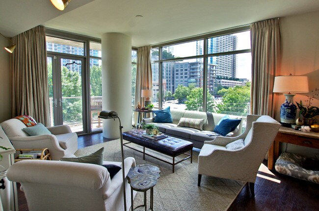 Living - 905 Juniper St NE