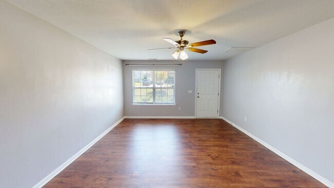 Foto del edificio - 4 Bedrooms w/ Privacy Fence & Community Pool!