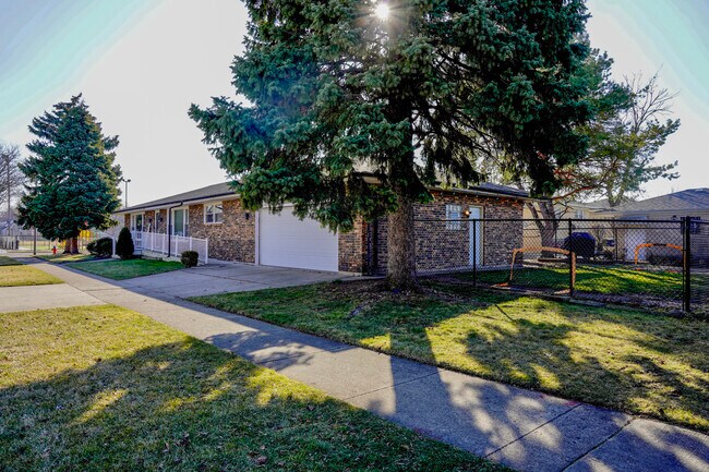 Building Photo - 8900 S Mozart Ave
