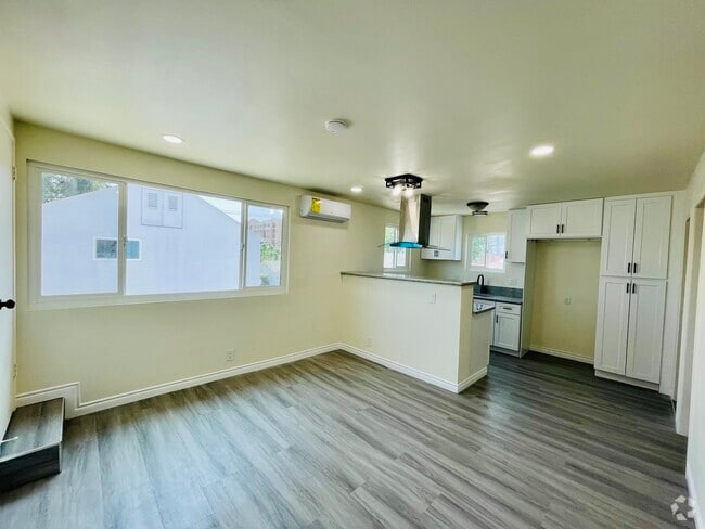 Building Photo - 817 W Hellman Ave