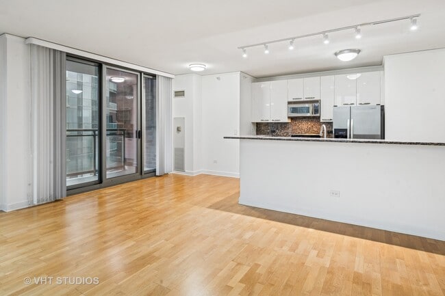 Building Photo - 450 E Waterside Dr