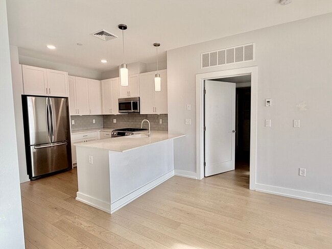 Building Photo - 65 Washington St