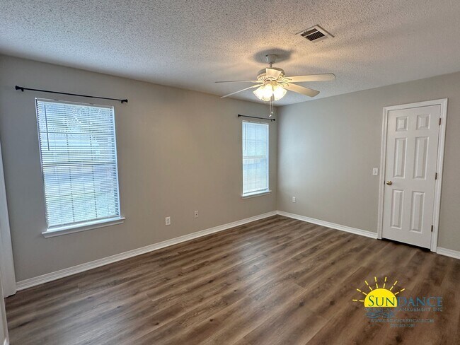 Building Photo - Lovely 2 Bedroom Duplex In Navarre