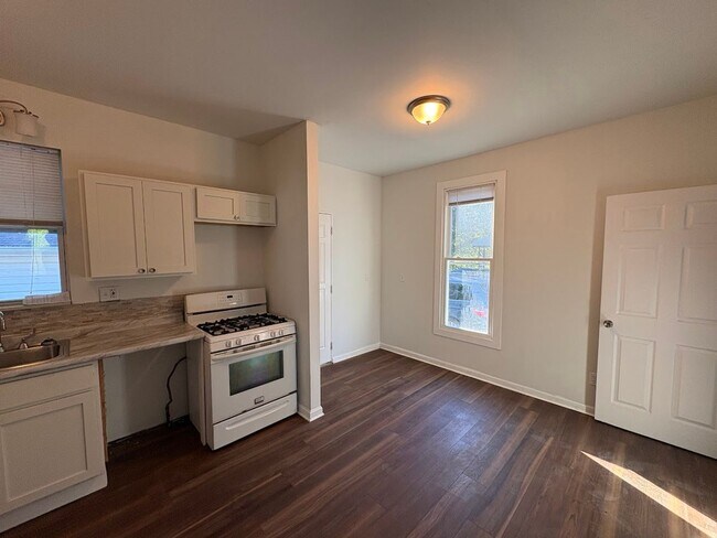 Foto del edificio - Three bedroom one bathroom home for rent