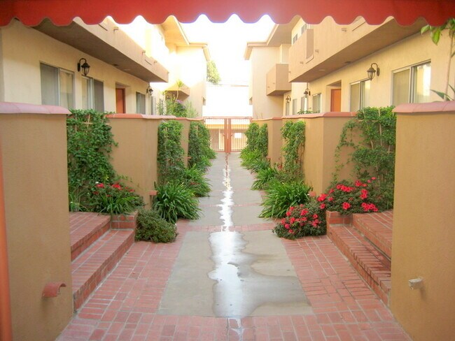 Foto del edificio - 1440 Armacost Ave