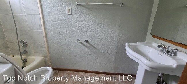 Building Photo - 3 br, 1 bath House - 2424 5th Avenue