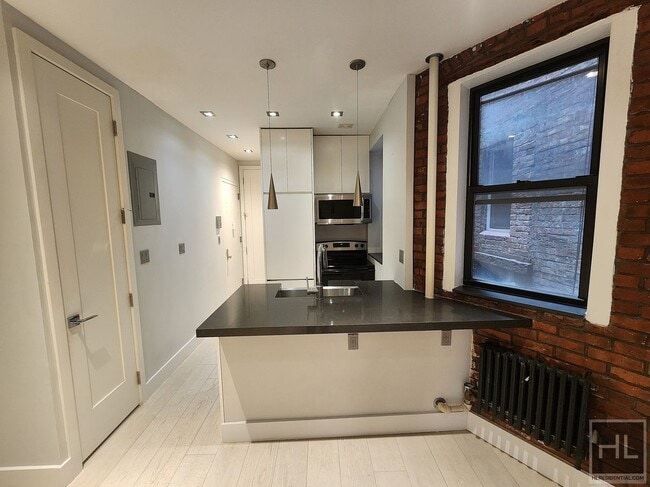 Building Photo - Tenth Avenue
