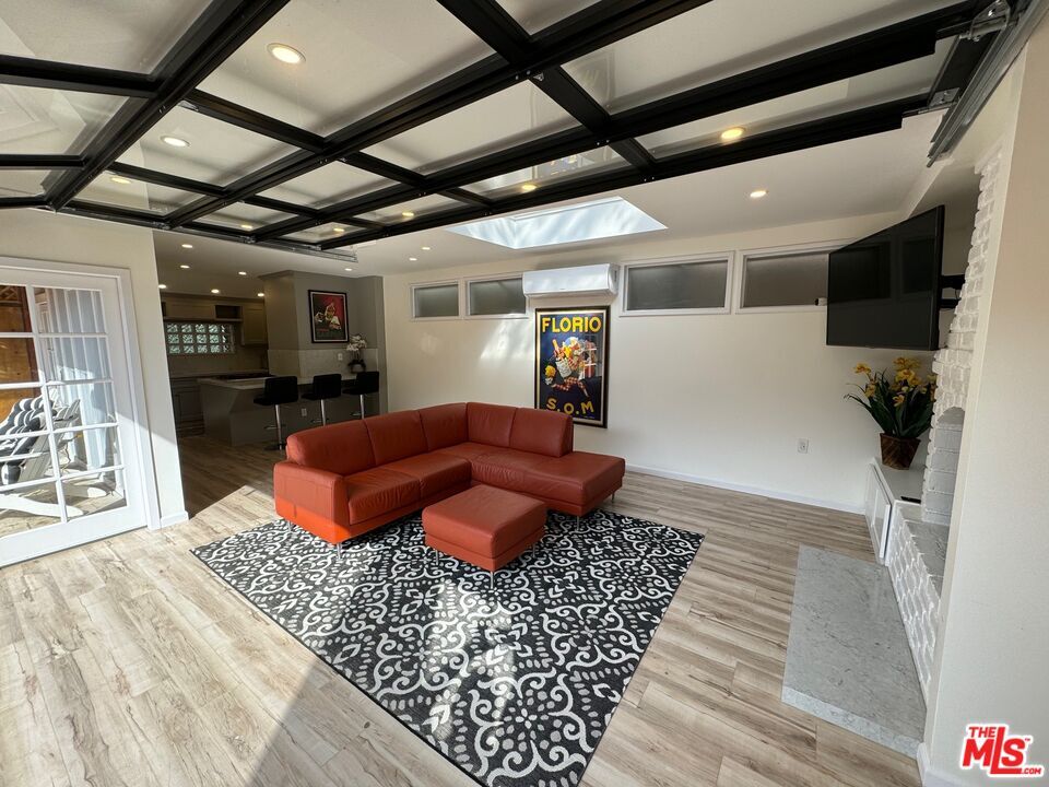 Primary Photo - 1636 N Beverly Glen Blvd