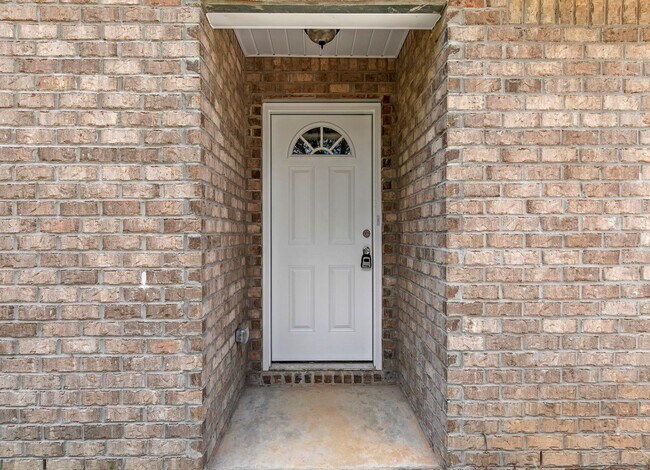 Building Photo - MOVE IN READY!!