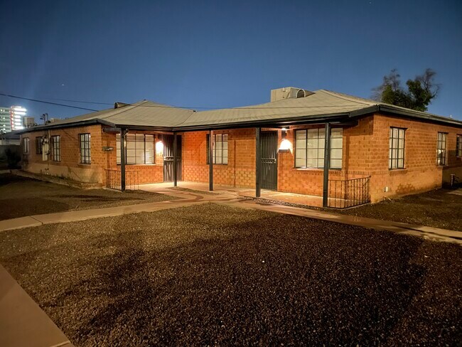 Building Photo - 1857 E Earll Dr