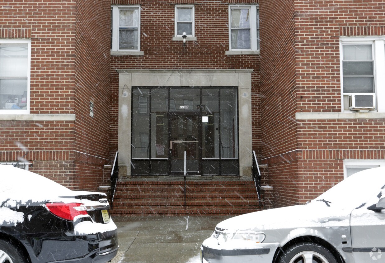 Building Photo - 1108 Charles St