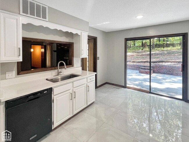 Building Photo - 3 Bedroom Home with 2 Living Areas