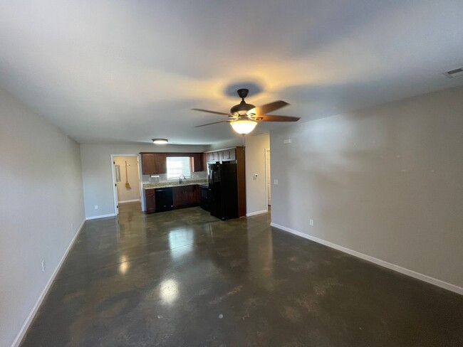 Building Photo - Available February 11th, 2025 - 2 BR, 1 BA...