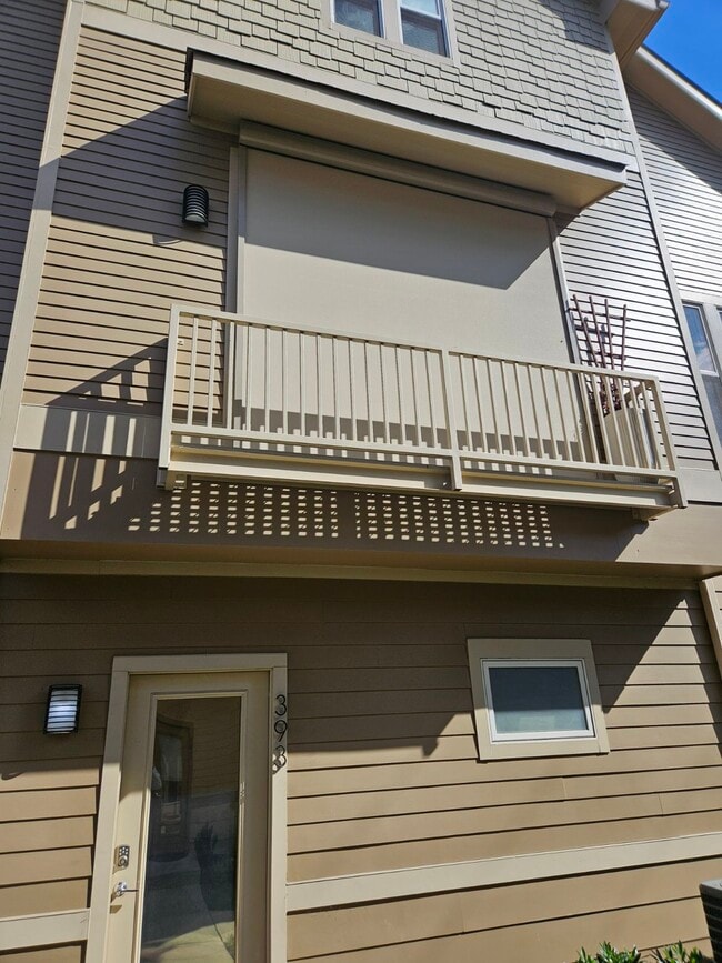 Building Photo - 393 Monroe St