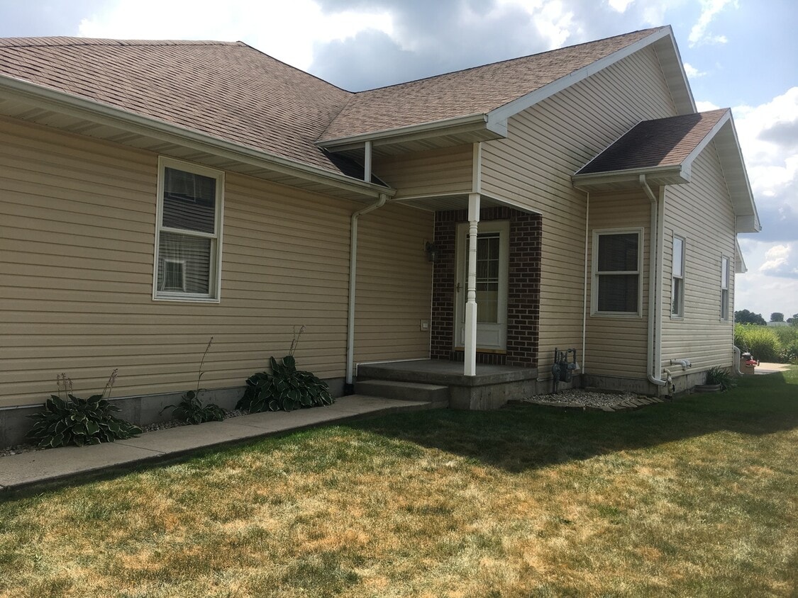 1302 Sycamore St, Peru, IL 61354 Townhouse for Rent in Peru, IL