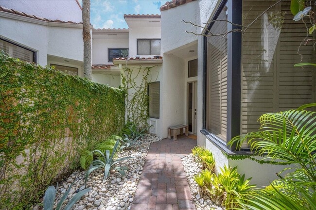 Building Photo - 2585 Sheltingham Dr